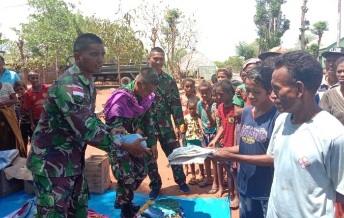 Satgas Pamtas RI-RDTL Yonif 132/BS, Bagikan Pakaian Layak Pakai Kepada Masyarakat. 