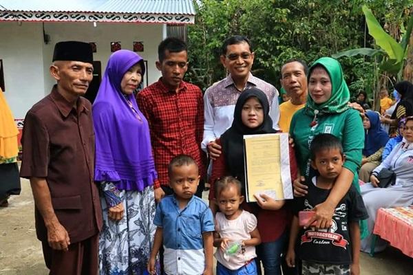 Bantu Penderita Stunting, Bupati Berikan Bantuan Rumah Layak Huni di Nagori Sahkuda Bayu