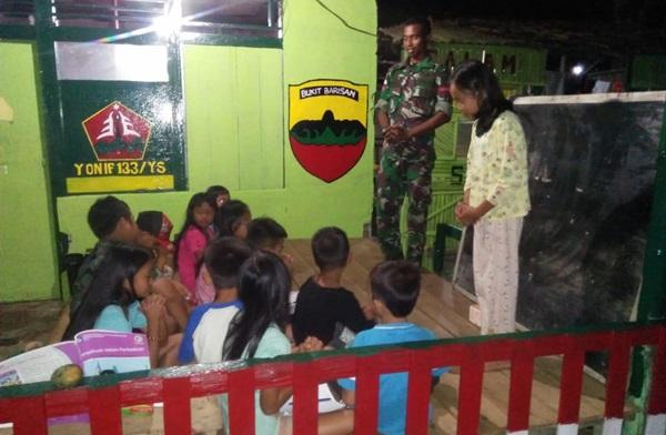 Bantu Pendidikan di Perbatasan, Satgas Pamtas Yonif 133/YS Gelar Belajar Malam Bersama.