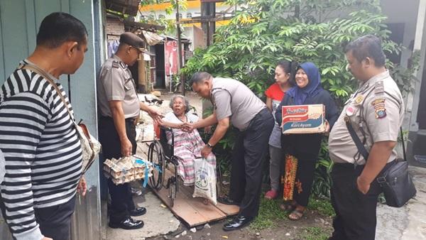 Janda 6 Anak Ini Terharu Saat Jajaran Polsek Medan Timur Sambangi Kediamannya