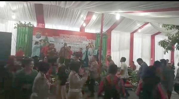 Kapolda Sumut Nyanyi Bareng Rayakan Natal
