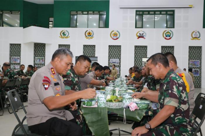 Kapoldasu Irjen Martuani Sormin  dan Pangdam I/BB Mayjen MS Fadhillah Makan Siang Bersama