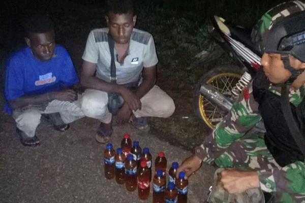 Bawa Miras Lokal 10 Botol, Satgas Yonif 411 Kostrad Amankan Dua Pemuda di Perbatasan