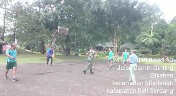 Minta Pelajar Jauhi Narkoba,  Danramil 03/SBL Ajak Pelajar Berolah Raga
