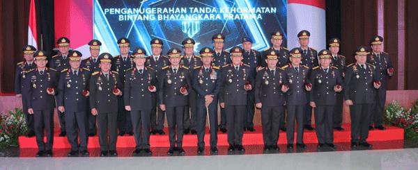 Kapolri Idham Azis Memberikan Bintang Bhayangkara Pratama Pada 26 Pati, Diantaranya Kapoldasu