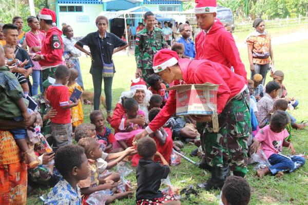 Berpakaian Santa Claus, Tim Kesehatan Yonif 411 Kostrad Gelar Pengobatan Keliling Gratis di Perbatasan RI-PNG