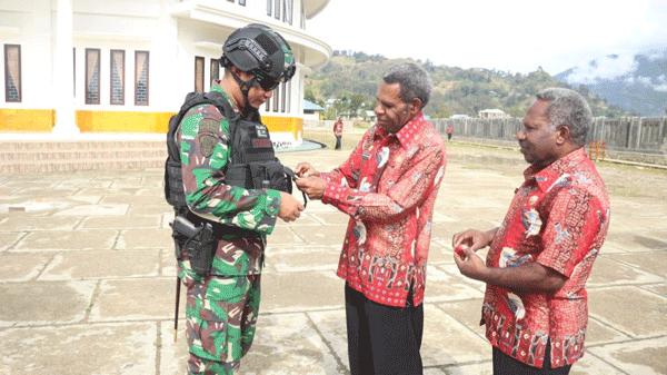 Danyonif Para Raider 305 Terima Tanda Kehormatan dari Bupati Lany Jaya Papua