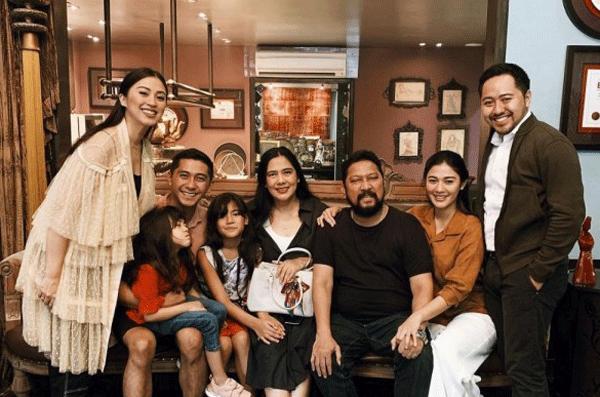 Meski Berbeda Keyakinan, Perayaan Natal Harmonis Bersama Keluarga