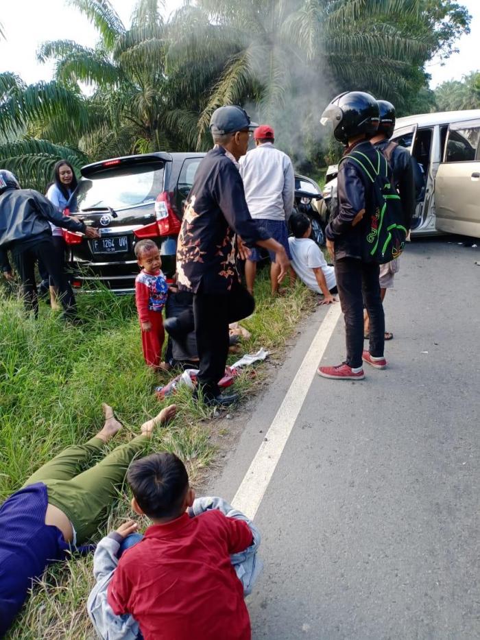 Kecelakaan  Mobil APV Kontra Avanza  Belasan Orang Luka-luka