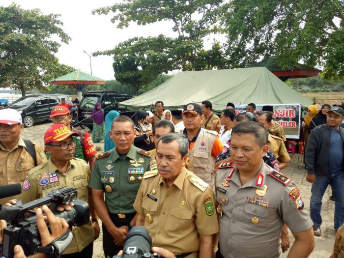 Danrem 031/WB Bersama Gubernur dan Kapolda Riau Kunjungi Daerah Banjir Di Desa Pulau Kumpai