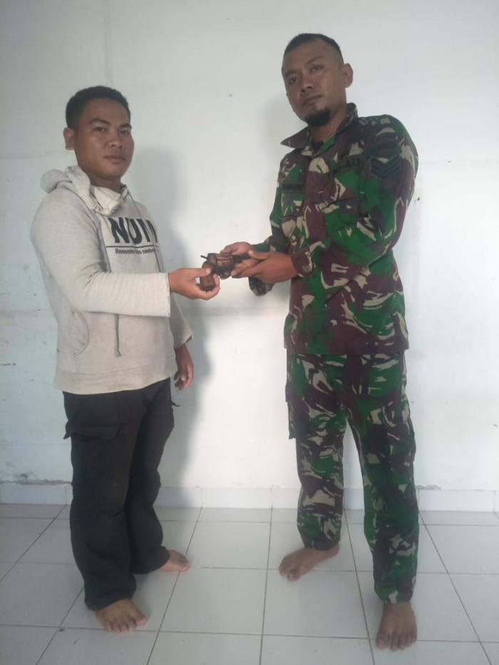 Disadarkan Satgas Yonif 133/YS, Warga Badau Suka Rela Serahkan Senpi  