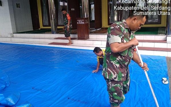 Sebelum Tunaikan Ibadah Sholat Jumat,  Babinsa Dan Warga Desa Suka Makmur Bersihkan Mesjid