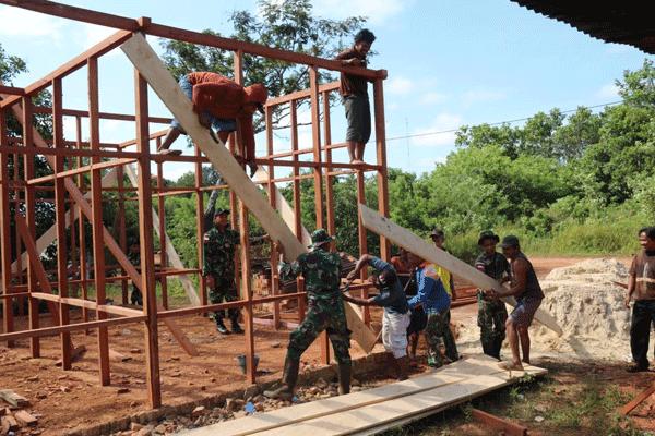 Maknai Hari Juang TNI AD, Prajurit TNI Ikut Gotong Royong Bangun Rumah Warga di Kampung Sipias