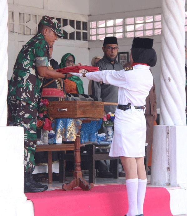 Satgas Yonif RK 136/TS Peringati 70 Tahun Pengibaran Bendera Merah Putih Pertama di Leihitu
