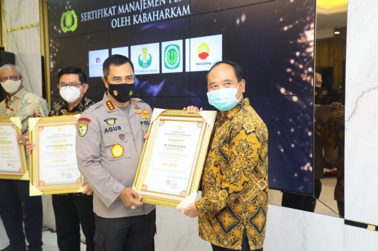 Wakili Kapolri, Kabaharkam Polri Serahkan Sertifikat Gold Reward Obvitnas kepada 5 Perusahaan