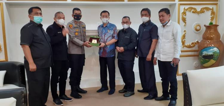 Kapolsek Medan Baru Terima Penghargaan dari Ketua DPRD Kota Medan