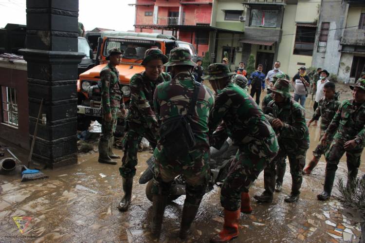 Yonkav 6/Naga Karimata Evakuasi Korban Banjir