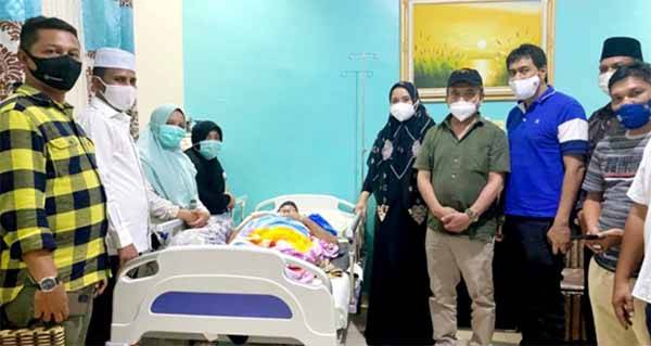 Mantan Gubernur Aceh, Irwandi Yusuf Jenguk Orang Tuanya yang Sedang Sakit