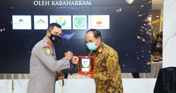 Wakili Kapolri, Kabaharkam Polri Serahkan Sertifikat Gold Reward Obvitnas kepada 5 Perusahaan