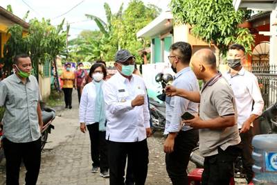 Akhyar Melayat Ke Rumah Duka  Wakil Ketua DPD PDI P Sumut