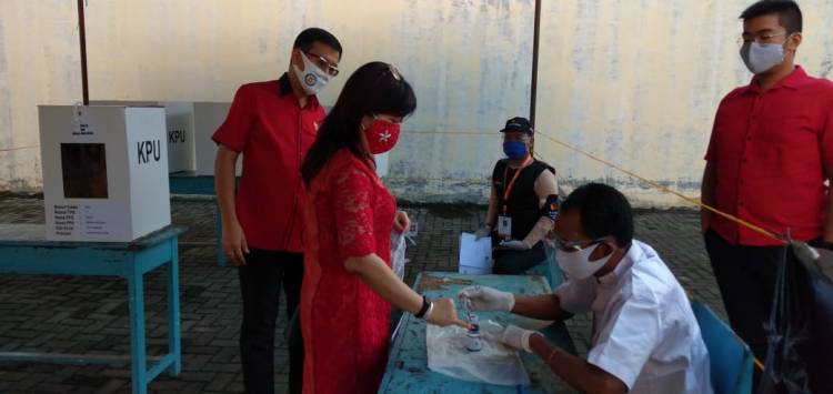 Memilih di TPS 13 Sekit, Hasyim SE Ajak Semua Warga Menyalurkan Suaranya di TPS