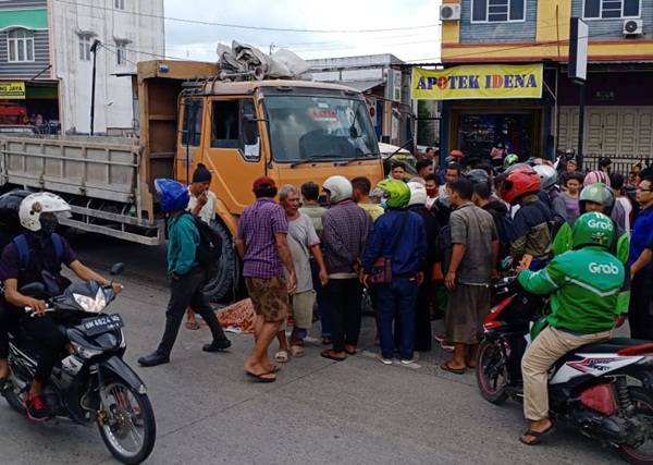 Kendarai Sepeda Motor, Fitri Tewas Dihantam Truk