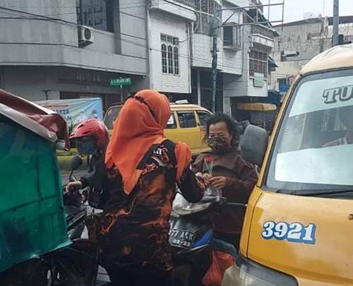 Hari Ibu, DPC Srikandi PP Kota Medan Bagikan Bunga dan Masker