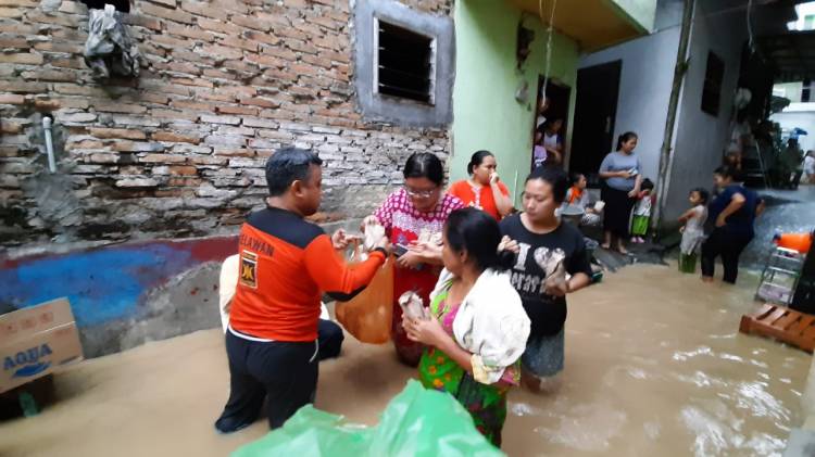 Anggota DPRD Medan ini Terjun ke Lokasi Banjir dan Bagikan Sarapan Pagi