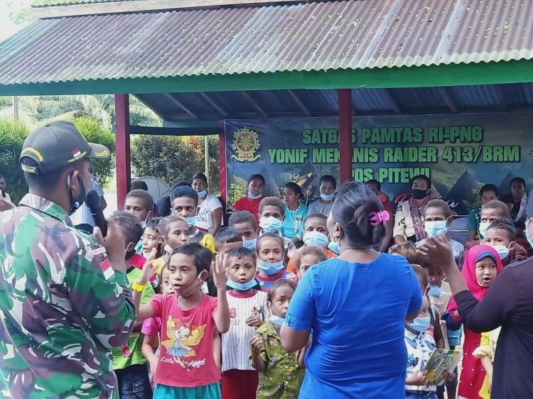Satgas Yonif MR 413 Kostrad Bantu Cerdaskan Anak Perbatasan RI-PNG