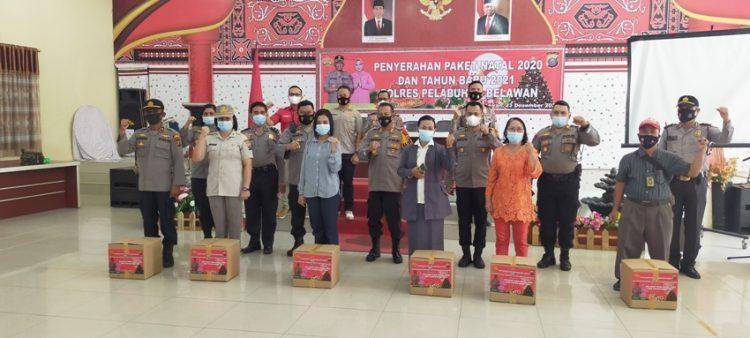 Kapolres Belawan Bagikan Paket Bingkisan Nataru