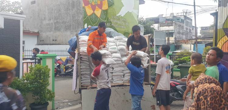 Kabaharkam Polri Kirim Bantuan 15 Ton Beras dan 750 Dus Mie Instan untuk Korban Banjir Kota Medan