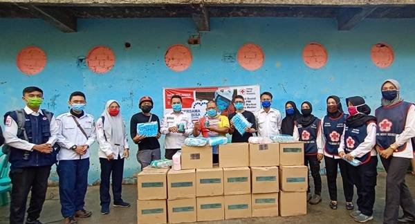 PMI Bagikan Masker, Hand Sanitizer dan Sabun untuk Warga Kampung Sejahtera