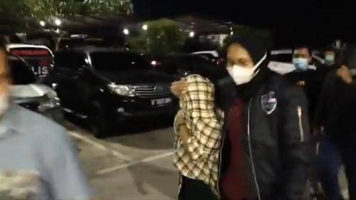 Artis Berduan Sama Pria Dalam Kamar Hotel, Tak Berapa Lama Polisi "Grebek"