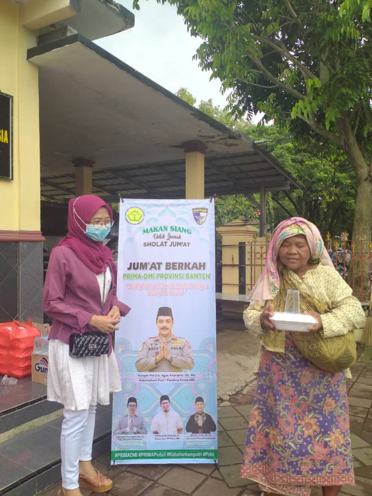 Jumat Berkah Kabaharkam Polri Bersama Prima DMI Berbagi Nasi Box