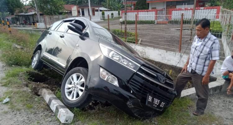 Gara-gara Kurang Konsentrasi, Mobil Pensiunan PNS Masuk Parit