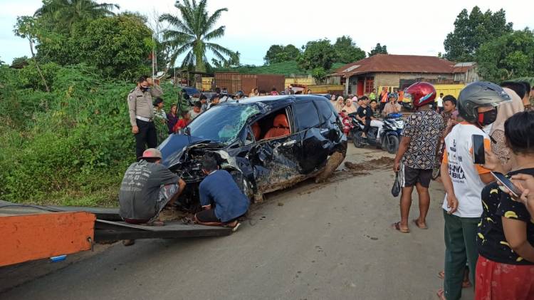 Mau Pergi Undangan Sekeluarga Di Tabrak KA, 1 Orang Tewas