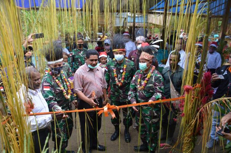 TNI Bangun Gereja, Masyarakat Kufu Tidak Lagi Beribadah Di Bawah Pohon