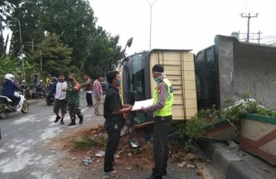 Menolong Sepeda Motor Istri Mogok, Jiwa Prajurit Melayang Tertimpa Truk
