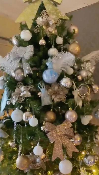 Menghiasi Pohon Natal dengan Tali Pusar dan Rambut Milik Mendiang Bayinya