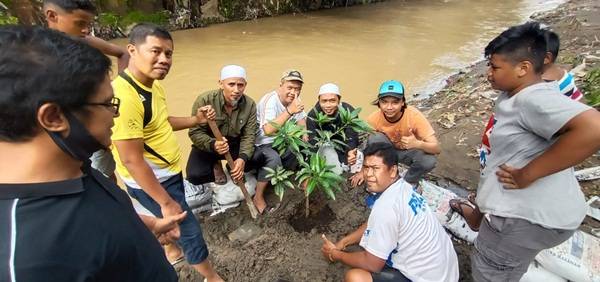 Pasca Banjir, Warga Kampung Sejahtera Tanam Pohon  di Bantaran Sungai Babura