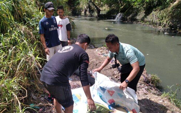 Seorang Pemulung Temukan Bayi Membusuk di Parit Busuk