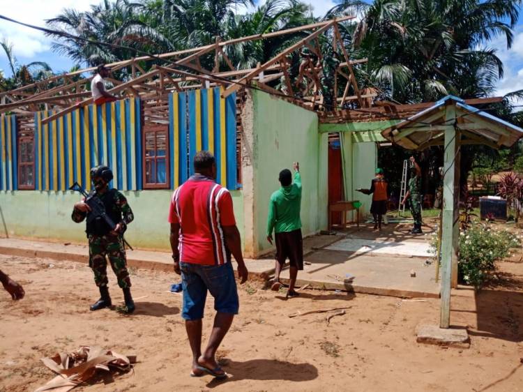 Pererat Tali Persaudaraan Dan Wujudkan Toleransi Antar Umat Beragama, Satgas Yonif 125/Si&rsquo;mbisa Bantu Renovasi Gereja Di Toray