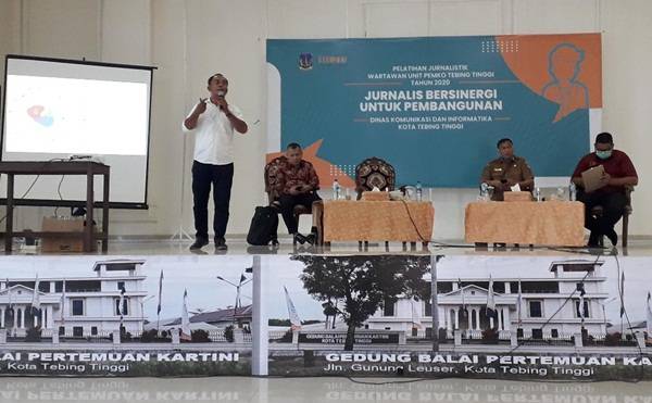 Buka Pelatihan Jurnalistik, Walikota Tebingtinggi: Wartawan Tidak Sama Dengan Pelaku Medsos