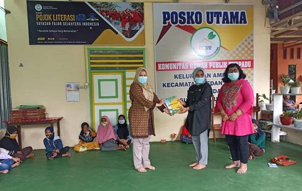 Dinas Perpusip Beri Ratusan Buku untuk Anak di Rumah Pintar YAFSI