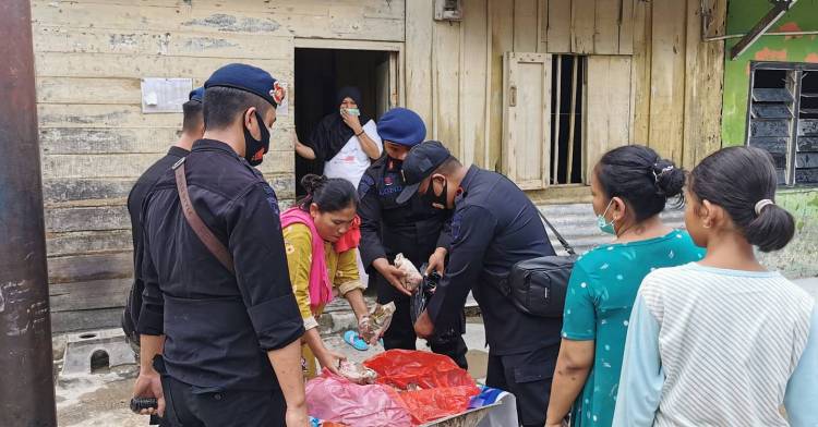 Brimob Polda Sumut Bagikan Makanan Langsung Kerumah Warga Korban Banjir