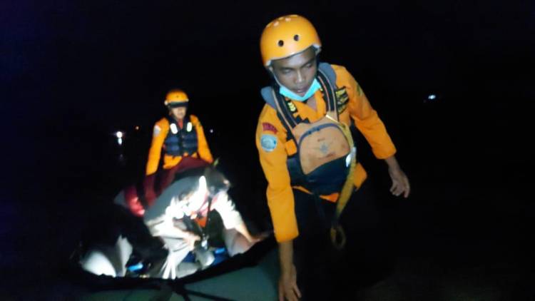 Personil SIPAMMAT Dit Samapta Polda Sumut bantu Evakuasi korban banjir di Medan Sunggal.