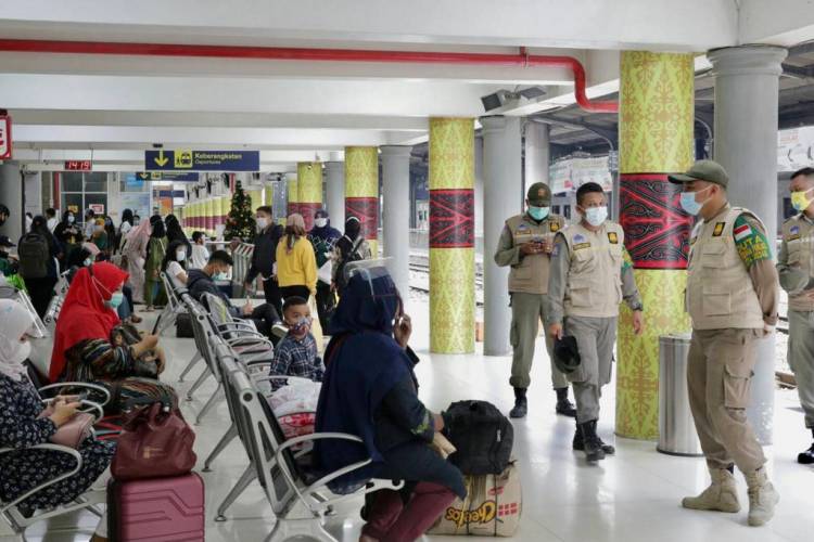 Tim Satgas Covid-19 Kota Medan Imbau Penumpang di Stasiun Kereta Api Disiplin Prokes