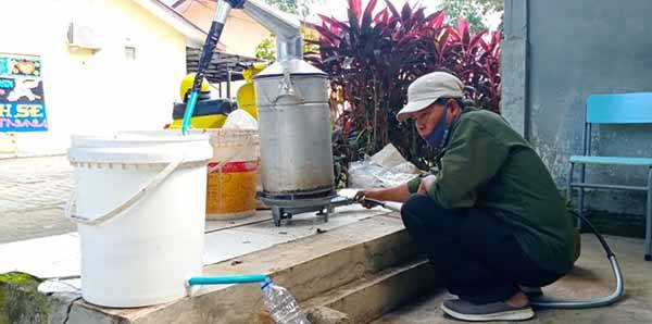 Samsul Hasibuan Binaan UKM Jurnalis Perkenalkan Penyulingan Eucalyptus Secara Tradisional