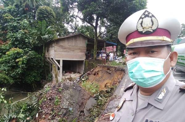 Cuma Butuh 30 Menit, Polisi Geser Pohon Tumbang yang Timpa 3 Mobil di Sibolangit