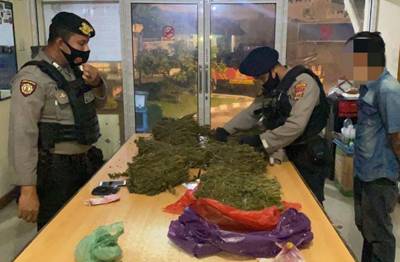 Sedang Duduk Rumah Kosong, TIm URC Polres Lhokseumawe Ada "Narkoba"